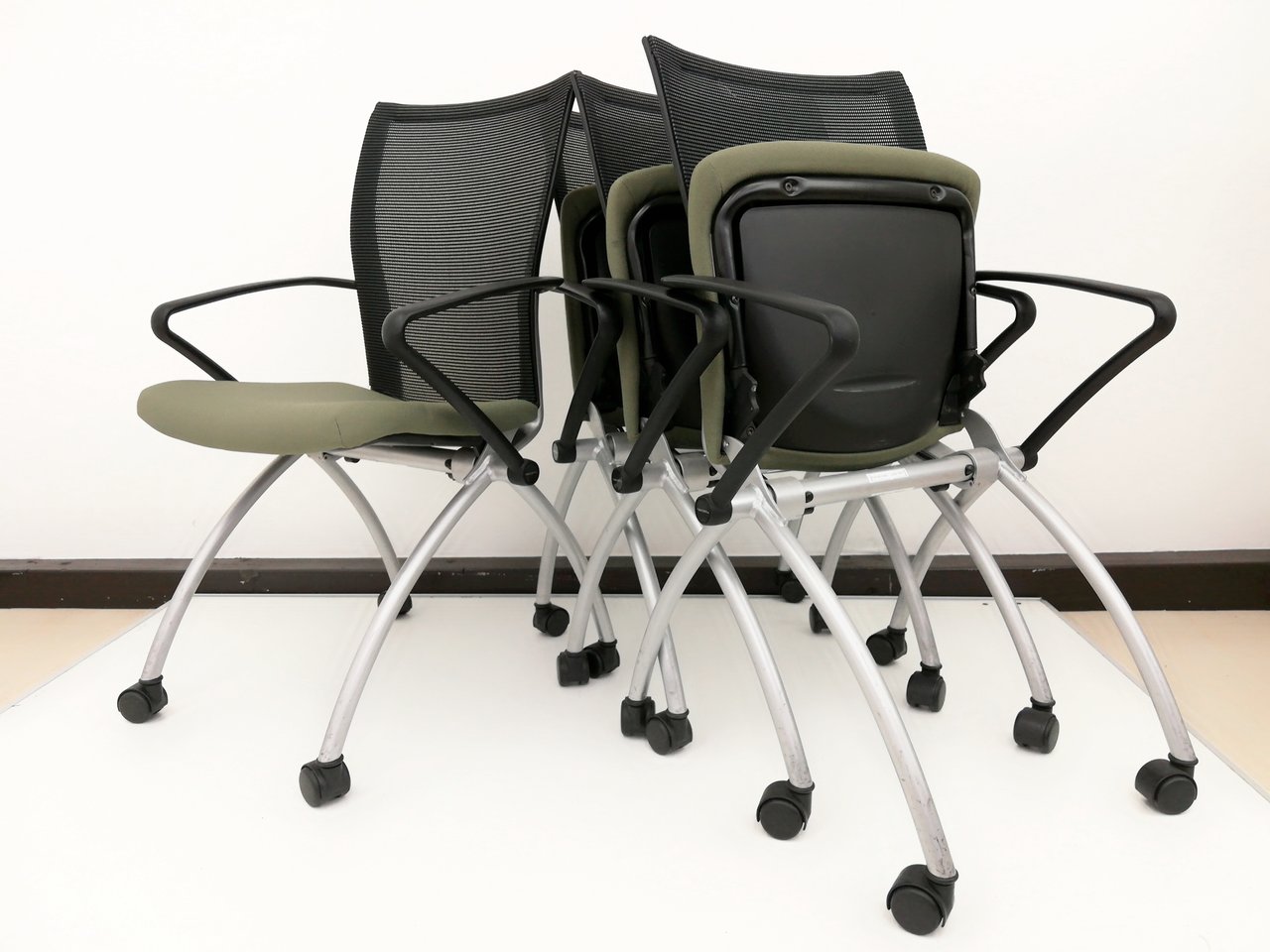 【お得なセット！シックなカラー！】■お洒落なネスタブル（並行収納）チェア！
                        その他シリーズ
                                    中古
            