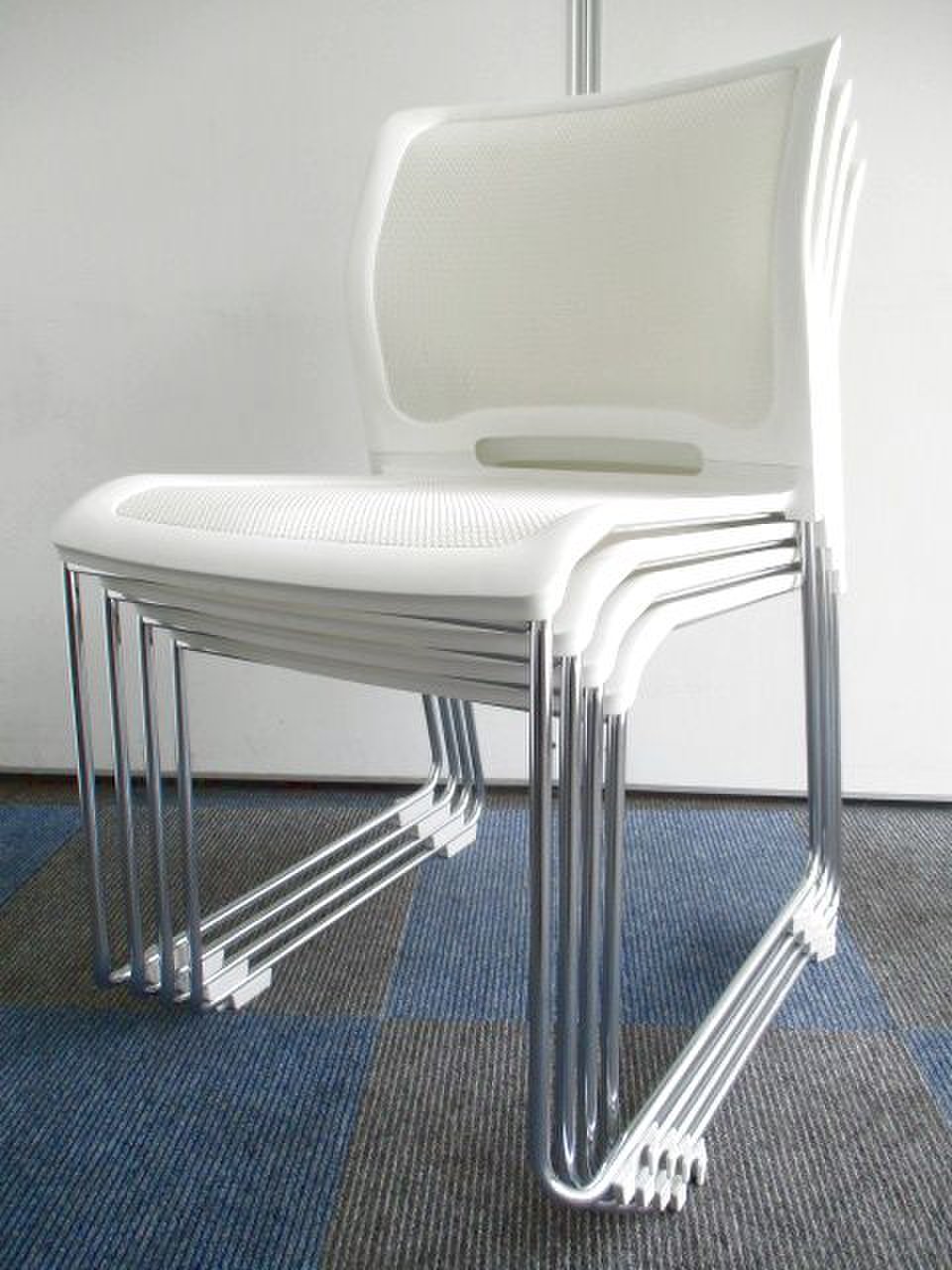 【お得な4脚1セット】珍しいホワイト色です【オールメッシュ生地】
                        カラベル 
                                    中古
            