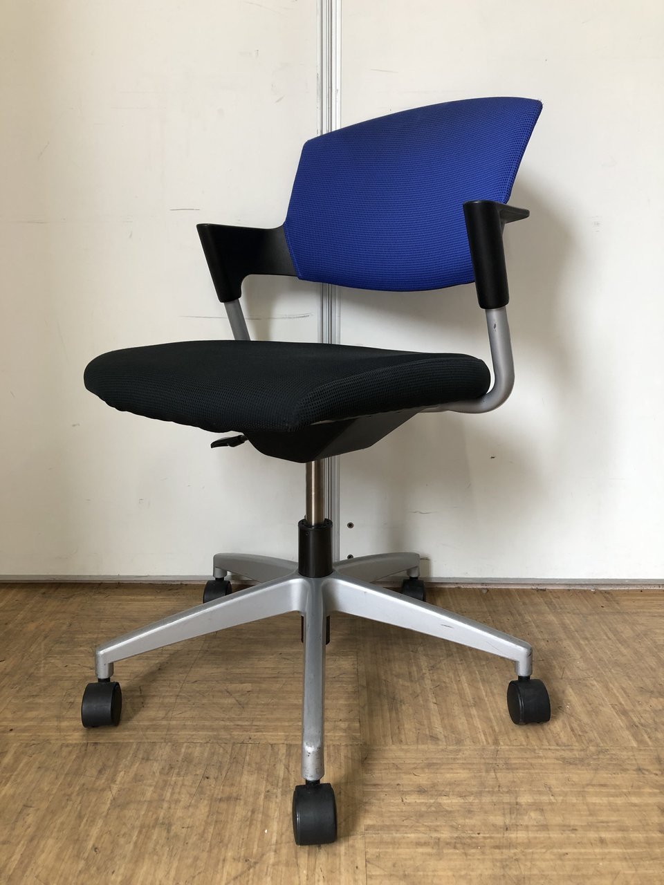 【限定1脚】■コクヨ製・プロッティ (Protty)チェア　■ミーティングチェア　上下昇降可能なので通常のチェアとしても使えます！
                        プロッティ（キャスター付） 
                                    中古
            