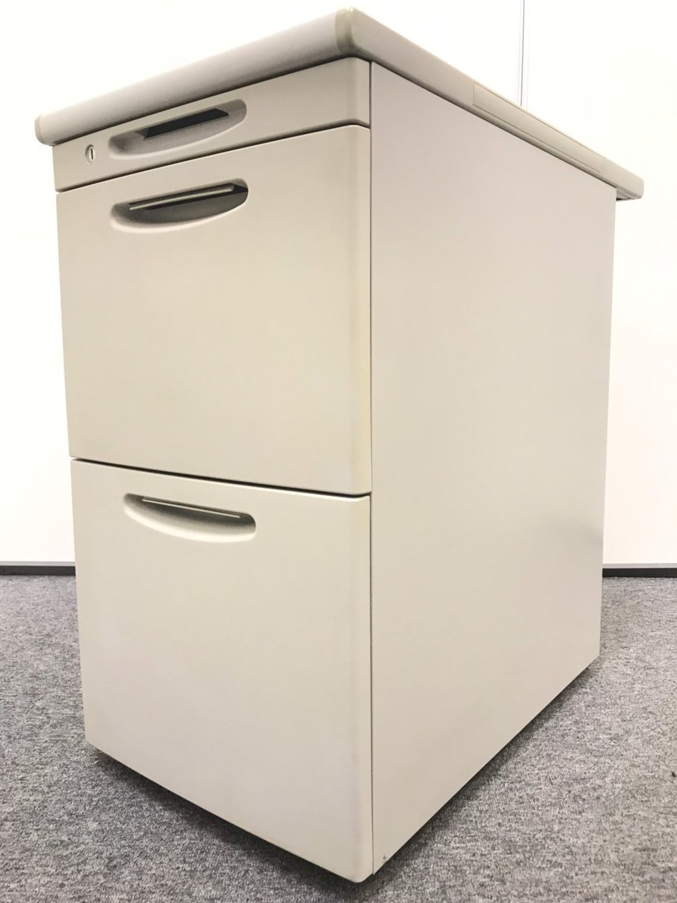 【9台入荷！】3段引き出しの脇机入荷！オカムラ　SD-V
                        SD-V
                                    中古
            