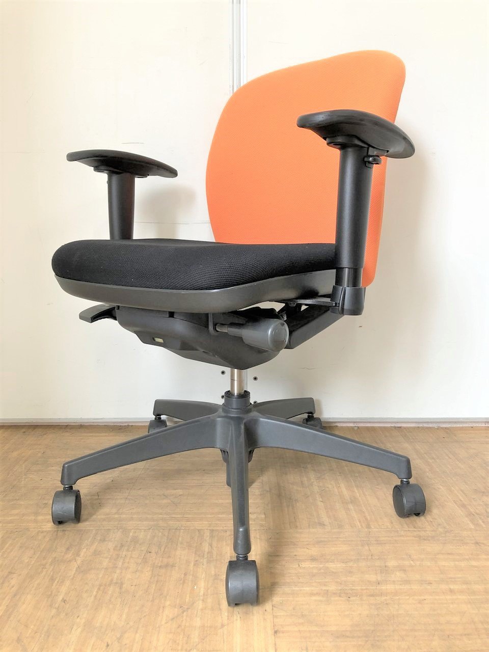 【オフィスに映えるオレンジカラー】ナイキ製肘付きローバックチェア
                        シェルモ 
                                    中古
            