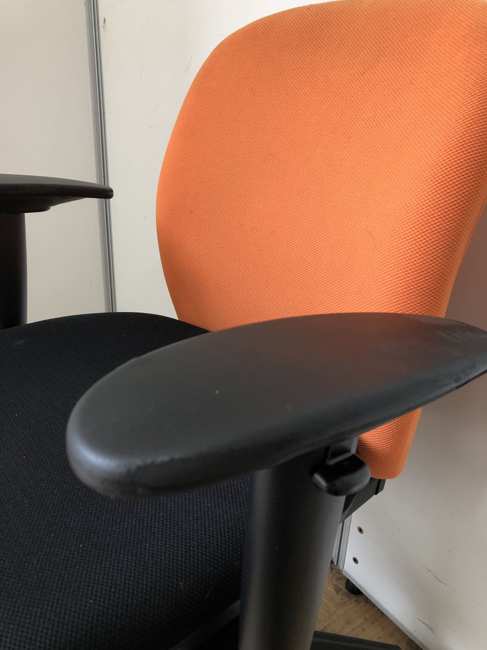 ナイキ ローバックチェア 「フィーモ」 肘付き 布 レッド ME511FRE ナイキ⁄NAIKI ネオス⁄NEOS フィーモ 事務用チェアー ME型 レッド