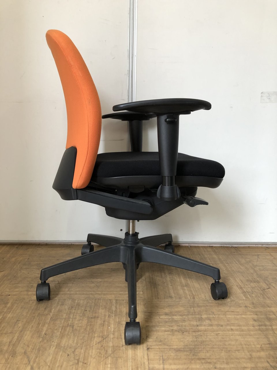 ナイキ ローバックチェア 「フィーモ」 肘付き 布 レッド ME511FRE ナイキ⁄NAIKI ネオス⁄NEOS フィーモ 事務用チェアー ME型 レッド