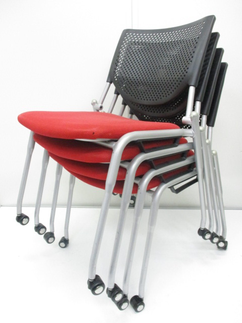 【4セットでお買い得】人気のレッドカラーのオカムラ製チェア
                        プロスタック 
                                    中古
            