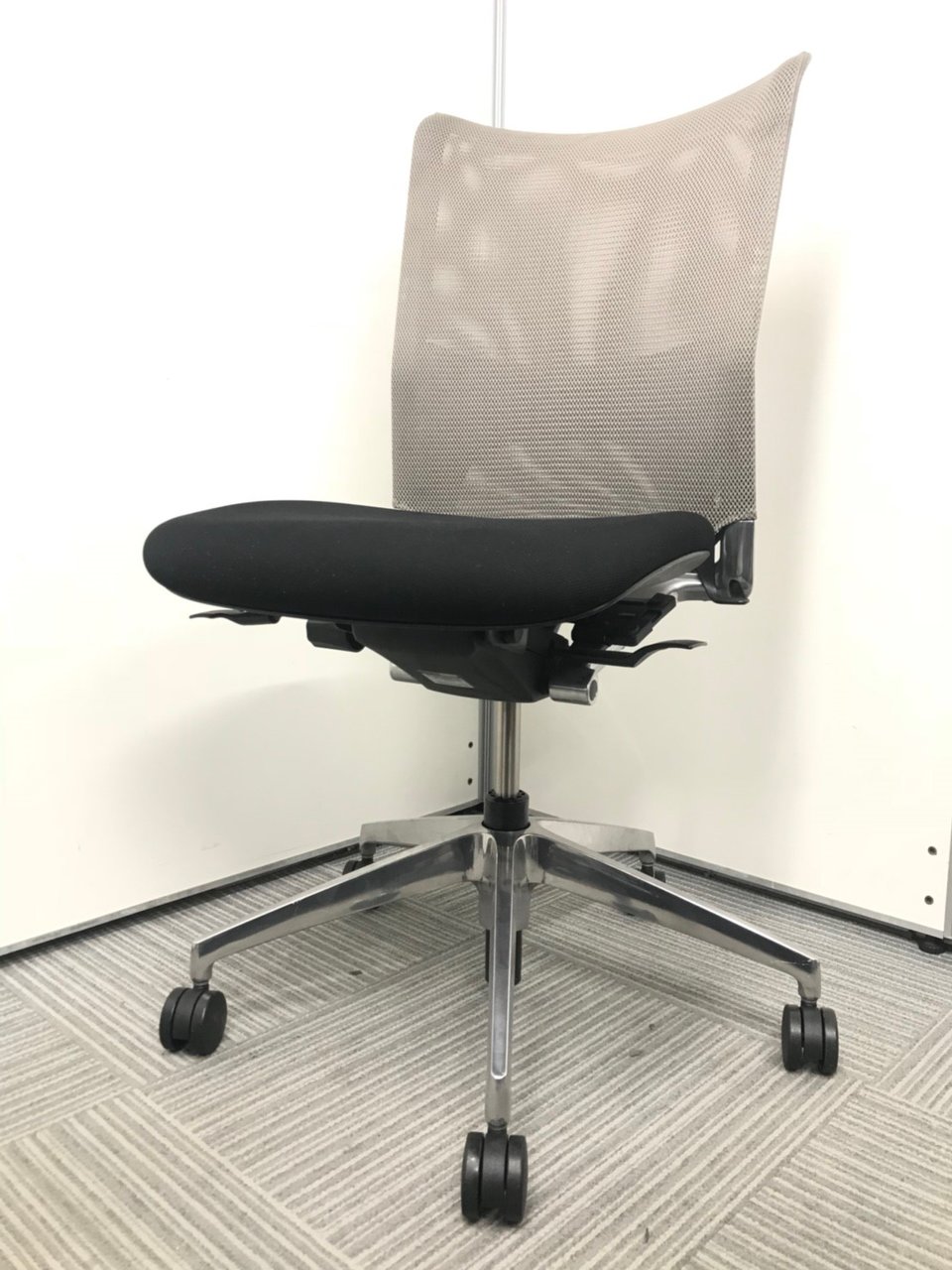 圧倒的な重量感！高級感あるキャスター、ハイバック仕様！涼し気メッシュで蒸れ防止に
                        プラオα 
                                    中古
            