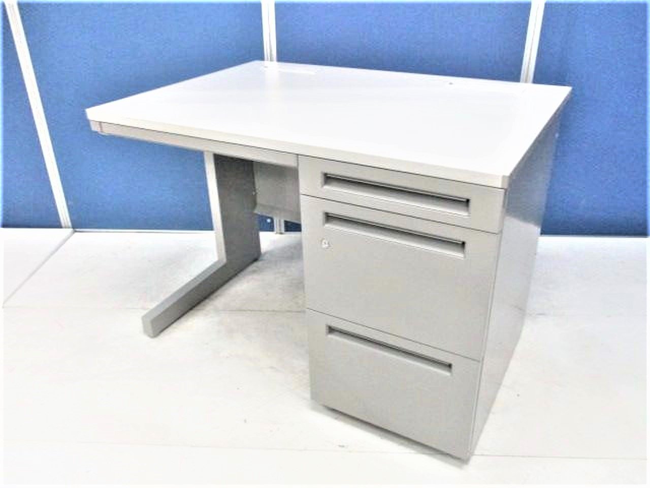 【2016年製！比較的新しい商品！】レイアウトしやすいコンパクトな幅1000mm！袖一体型で書類もばっちり整理整頓！
                        FEED
                                    中古
            