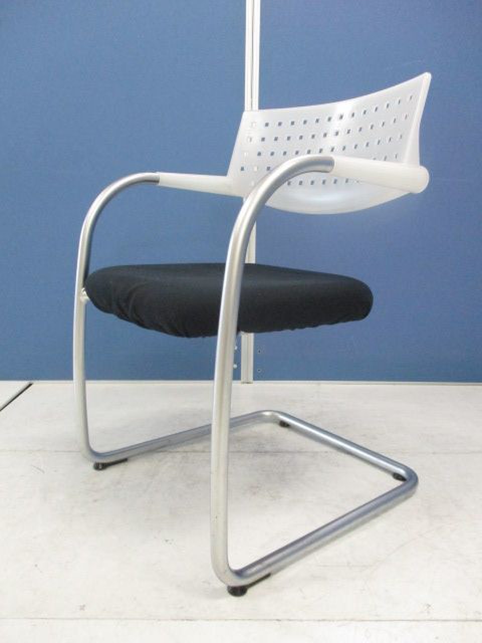 【専門業者によるクリーニング済み！】おしゃれなデザインでオフィスの雰囲気が変わります！■ミーティング用として
                        visavis 
                                    中古
            