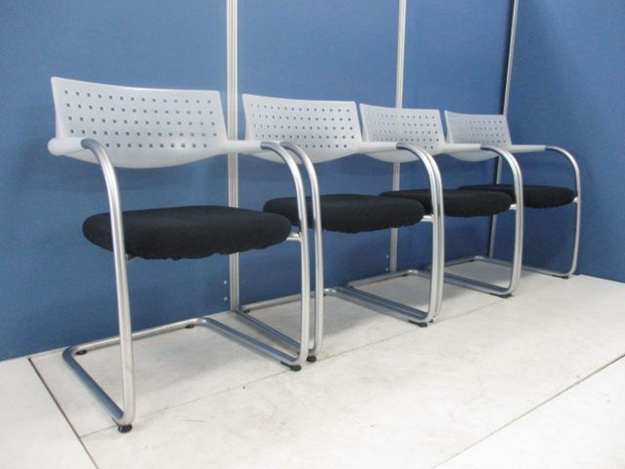 【4脚セット商品】おしゃれなデザインでオフィスの雰囲気が変わります！会議室や待合室でもご使用可能です。
                        visavis 
                                    中古
            