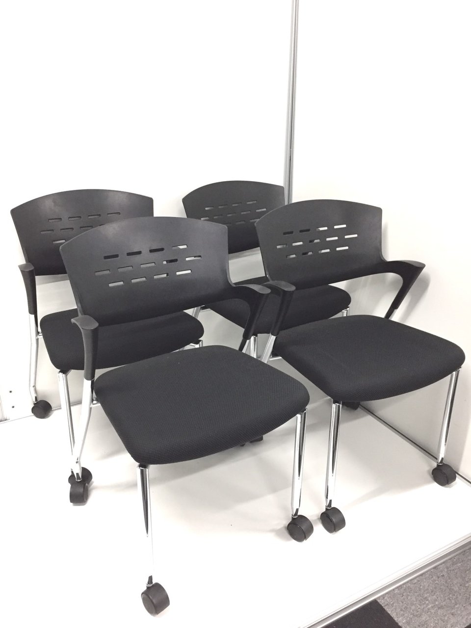 【4脚セット】キャスター付き人気のブラックカラーです！【イトーキカクタス】
                        カクタス 
                                    中古
            