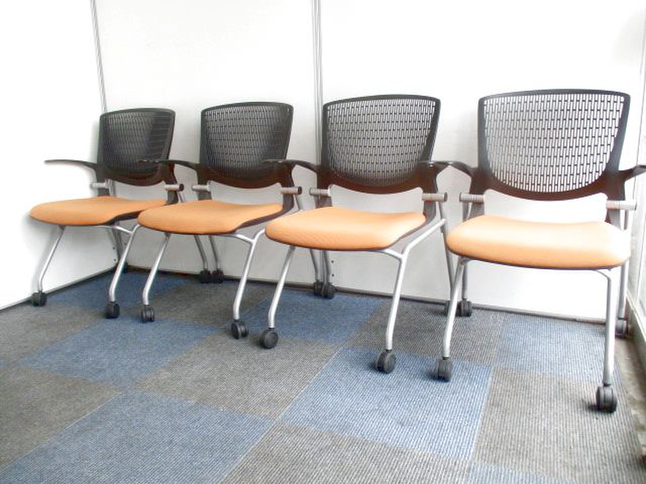 【お得な4脚1セット！】会議室や商談スペースなどににおすすめです【珍しい肘付き！】
                        グラータ 
                                    中古
            