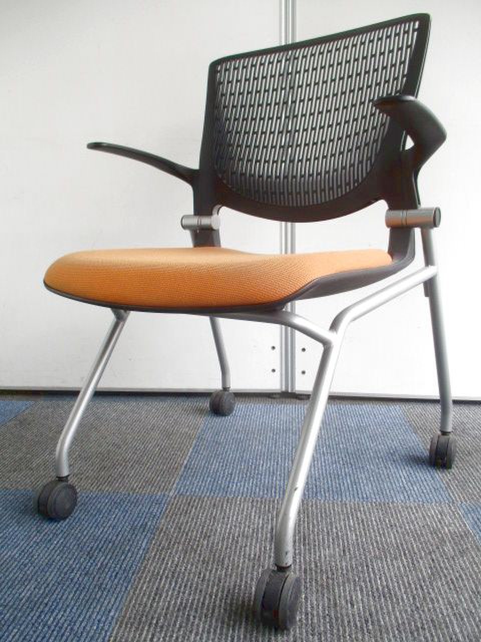 【専門業者クリーニング済み】肘かけ付きでリラックス！【跳ね上げることでネスティング可能です！】
                        グラータ 
                                    中古
            