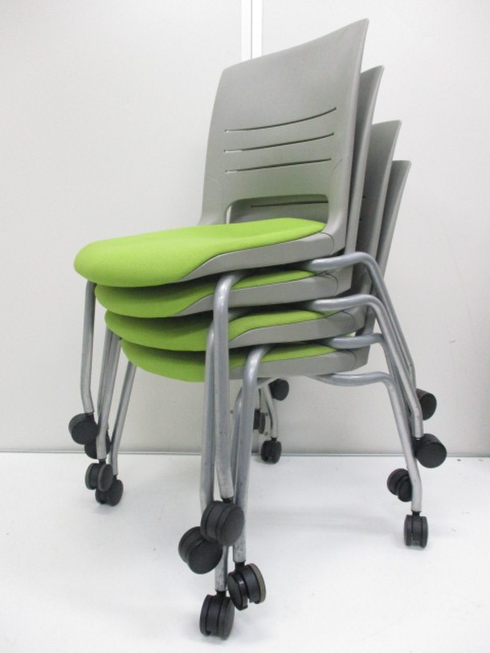 【チェア4脚セット】大人気スタッキングチェアが4脚セットとして入荷！
                        エレナ 
                                    中古
            