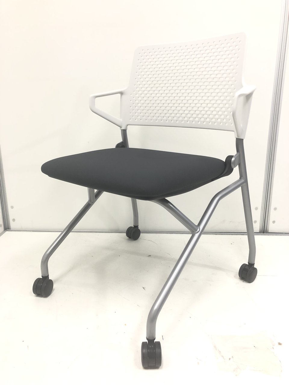 キャスター付なので、移動楽々！　◆内洋行　◆ネスティングチェア　
                        その他シリーズ
                                    中古
            