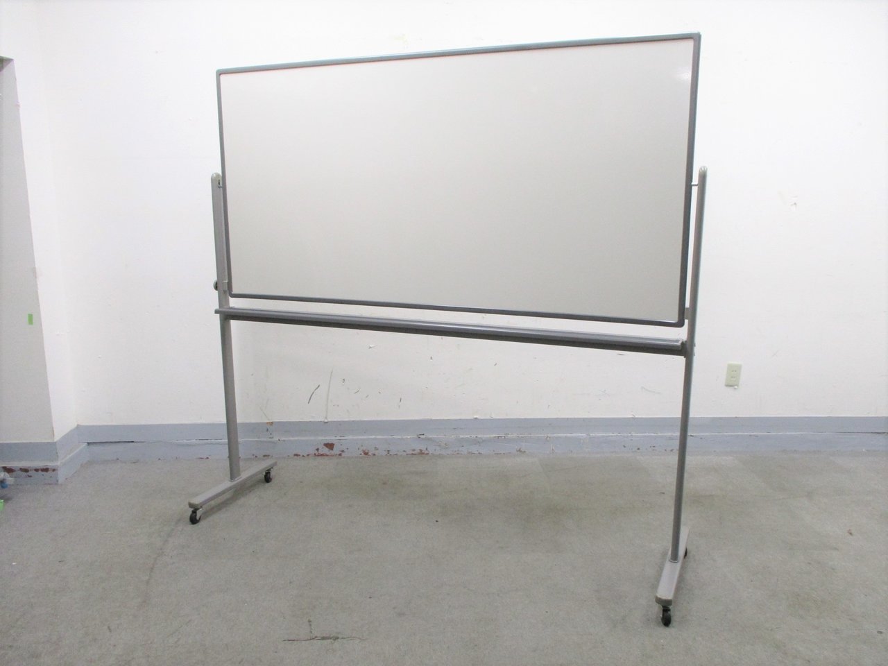 【KS】【両面使える！】キャスター付きで移動らくらくなホワイトボード！
                        その他シリーズ
                                    中古
            