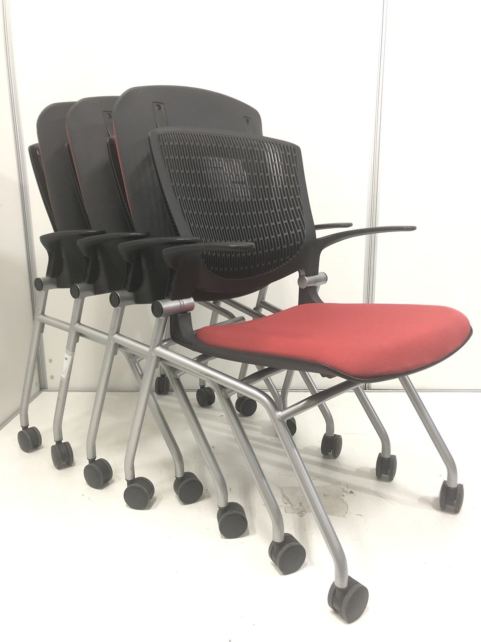 【揃いで集めるならこちら！】■オカムラ製・グラータ(Grata)
ネスティングチェア■レッドカラー
                        グラータ 
                                    中古
            