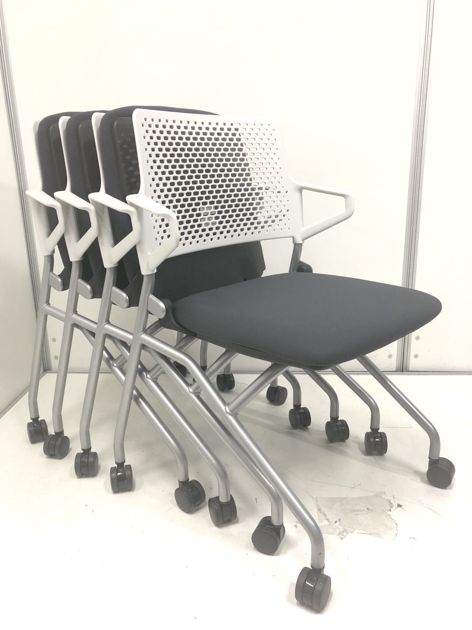 【会議室や休憩室用にも】■４脚セット！■内田洋行製・ネスティングチェア　FM345-WS　
                        その他シリーズ
                                    中古
            