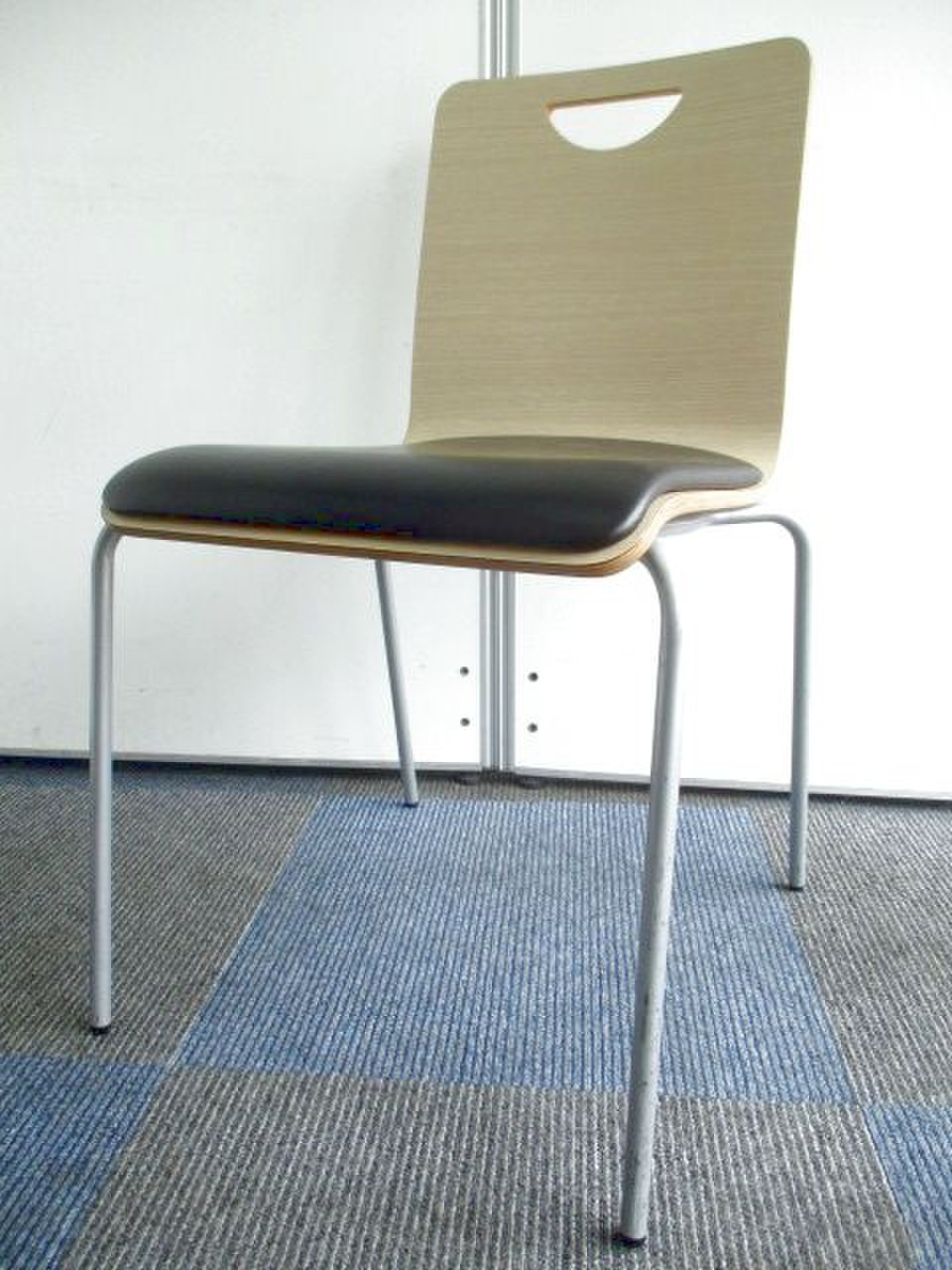 【重ねて保管可能】ラウンジや食堂にぴったり【便利な取っ手付き】
                        メディナス 
                                    中古
            