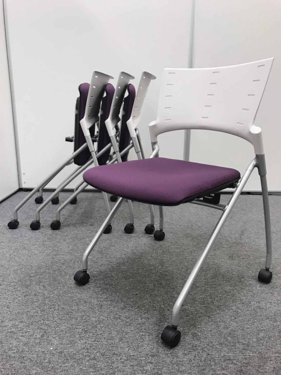 【4脚セット！】イトーキ製 ネスティングチェア 簡単に収納可能なチェアです！
                        マノス 
                                    中古
            