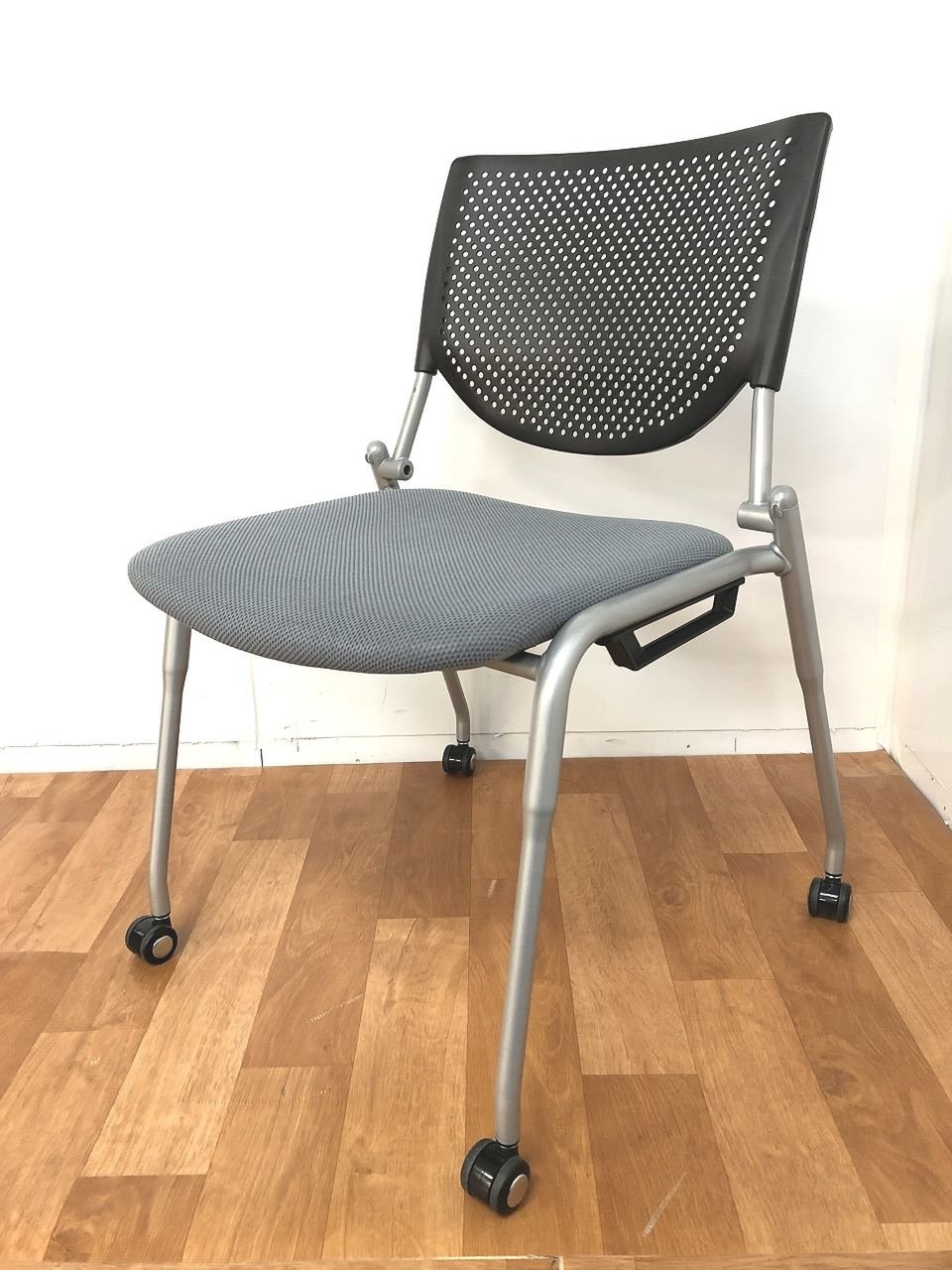 【人気国内メーカーのグレーカラースタッキングチェアが入荷しました！！】
                        プロスタック 
                                    中古
            