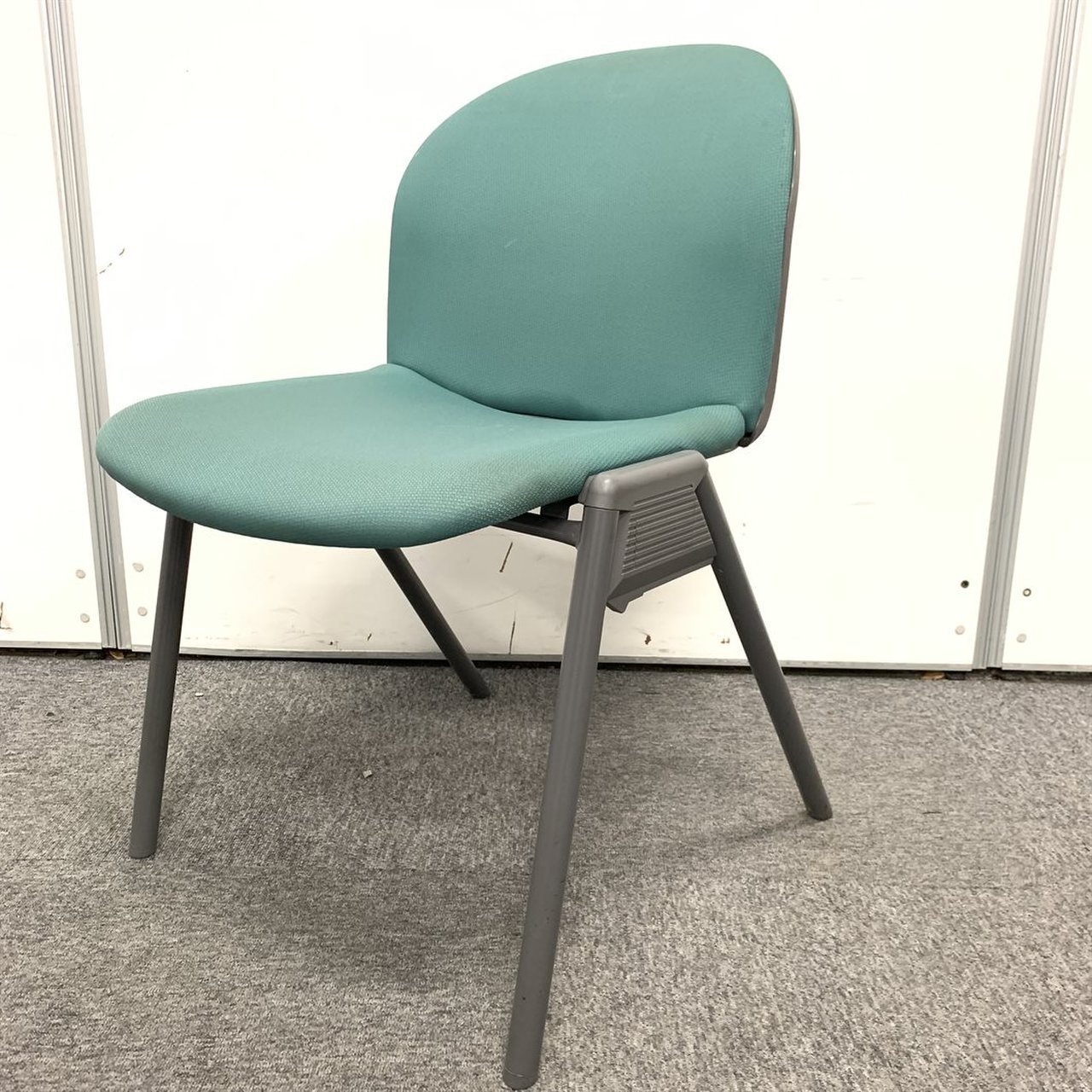 【収納に便利なスタッキングチェア☆】軽量で持ち運びもらくらくです！！コクヨ製｜グリーンカラー
                        イクスチェアー 
                                    中古
            