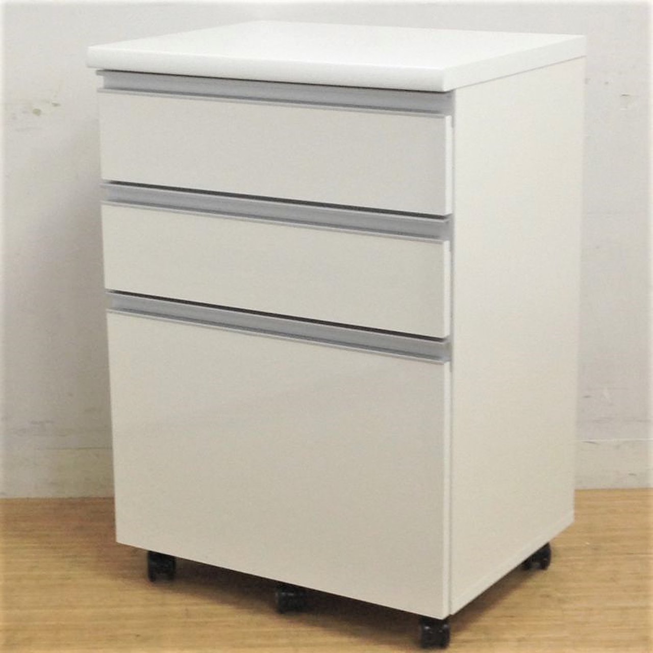 引き出しタイプ　キャスター付き
                        その他
                                    中古
            