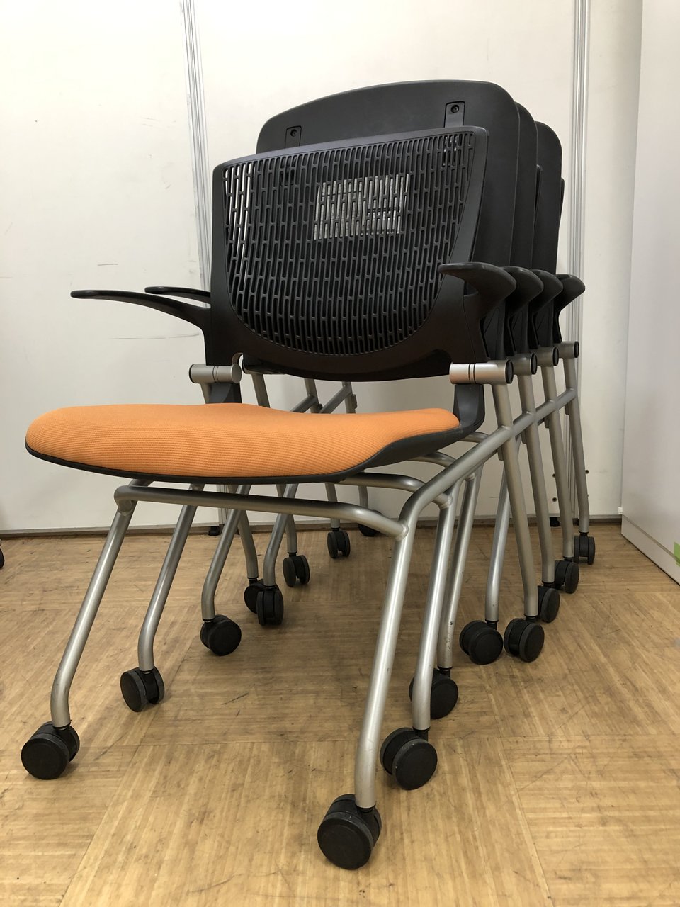 【4脚セットでまとめました！】■オカムラ製・グラータ(Grata)
■ネスティングチェア・オレンジカラー
                        グラータチェア
                                    中古
            
