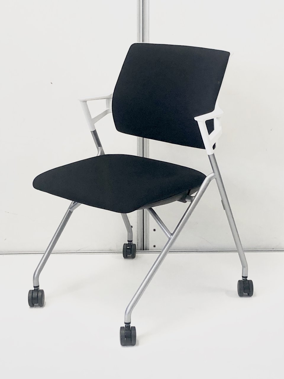 【なんと使用期間2年の美品入荷！】コクヨ製　ピエガチェア　ホワイト（白）とブラック（黒）の2トーンカラーがおシャレできれい！
                        ピエガ（背クッションタイプ） 
                                    中古
            