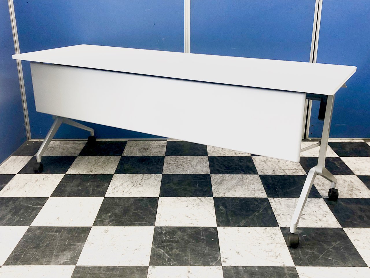 【まだ5年しか使われいない美品入荷！！】コクヨ製リーフライン(Leafline)8台入荷！ホワイト天板のスタックテーブル　足元が隠れる幕板付き！！
                        リーフライン 
                                    中古
            