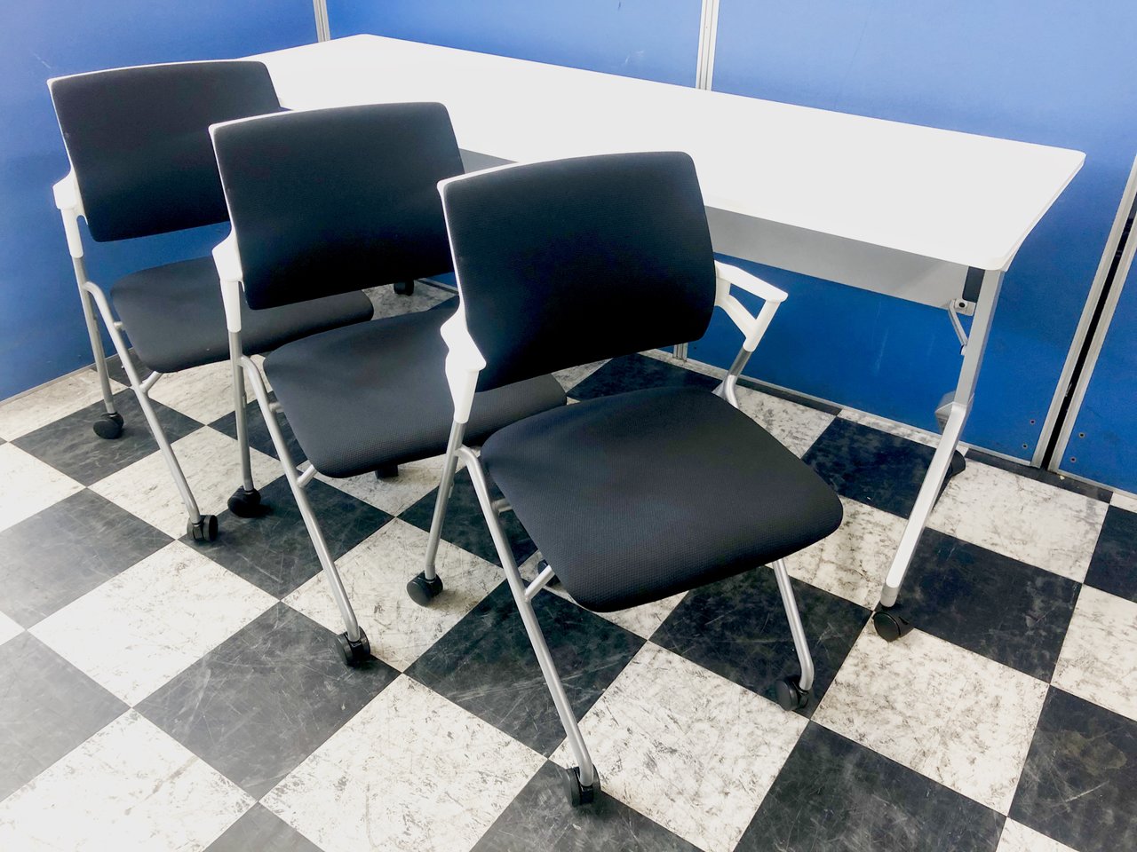 打ち合わせセット！白黒きれいなサイドスタックテーブルとネスティングチェア
                        その他シリーズ
                                    中古
            