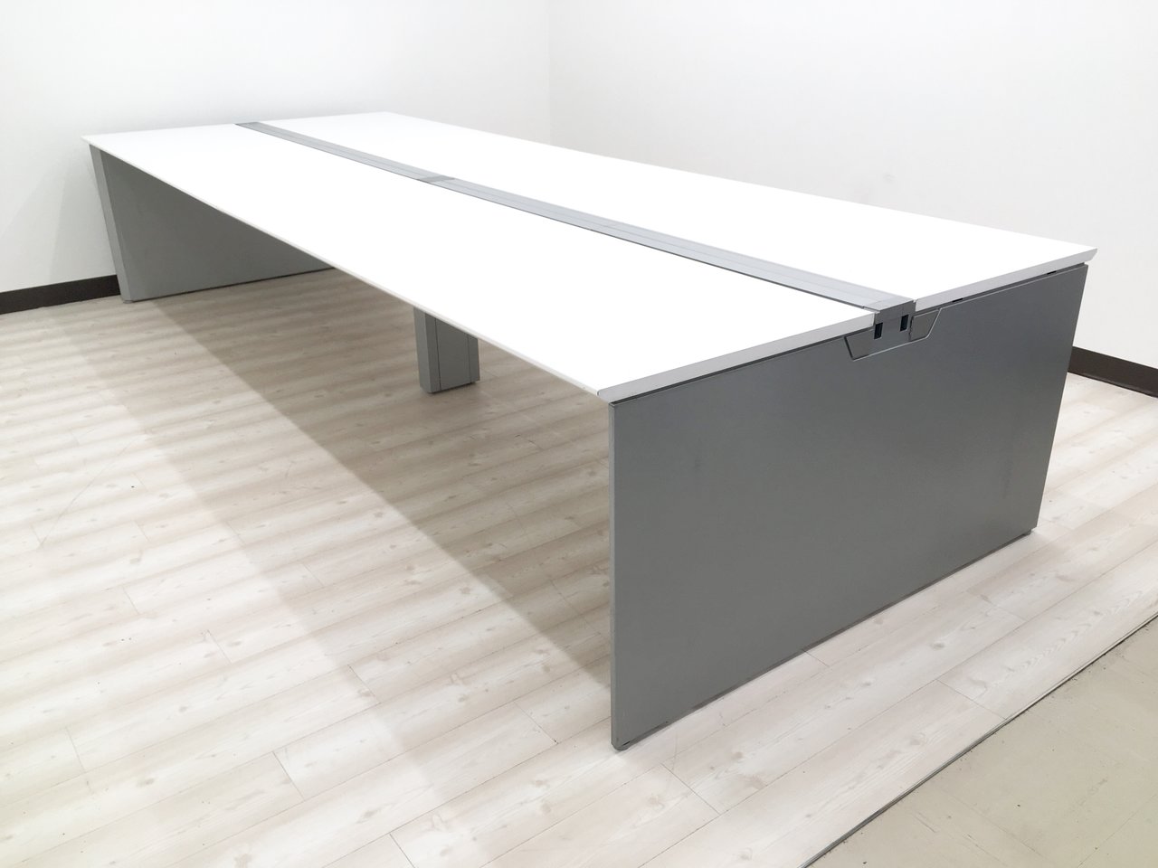 ホワイトでクリアーなオフィス空間へ！人気のフリーアドレスデスクが入荷しました！【RP】
                        プロユニットフリーウェイ 
                                    中古
            