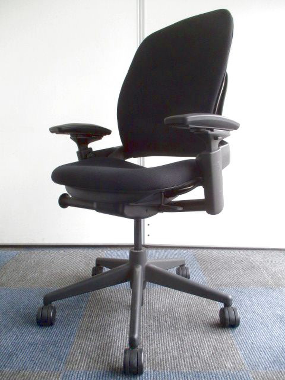 【限定1脚！！】ワーカーの体にしっかりフィットします【国外高級チェア】
                        リープチェア（V2タイプ） 
                                    中古
            