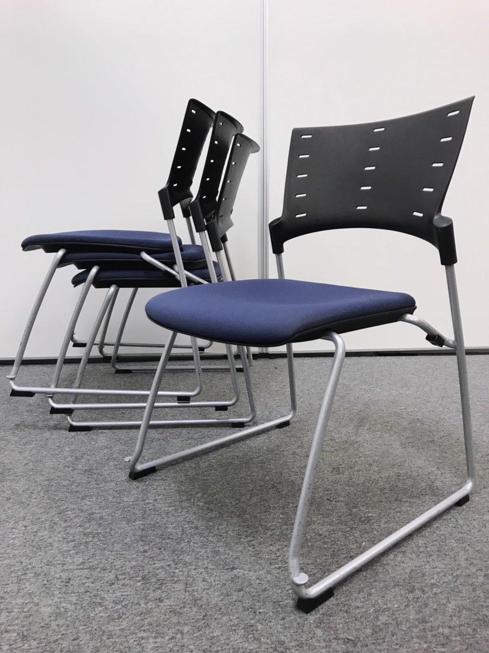 【4脚セット】定番スタッキングチェア イトーキ製 マノス 会議やセミナーの必需品です。
                        マノス 
                                    中古
            