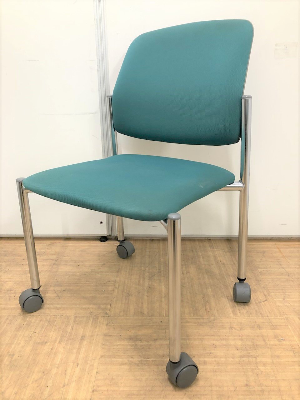 【キャスター付きで移動が簡単】イトーキ製のスタッキングチェア
                        LKシリーズ 
                                    中古
            