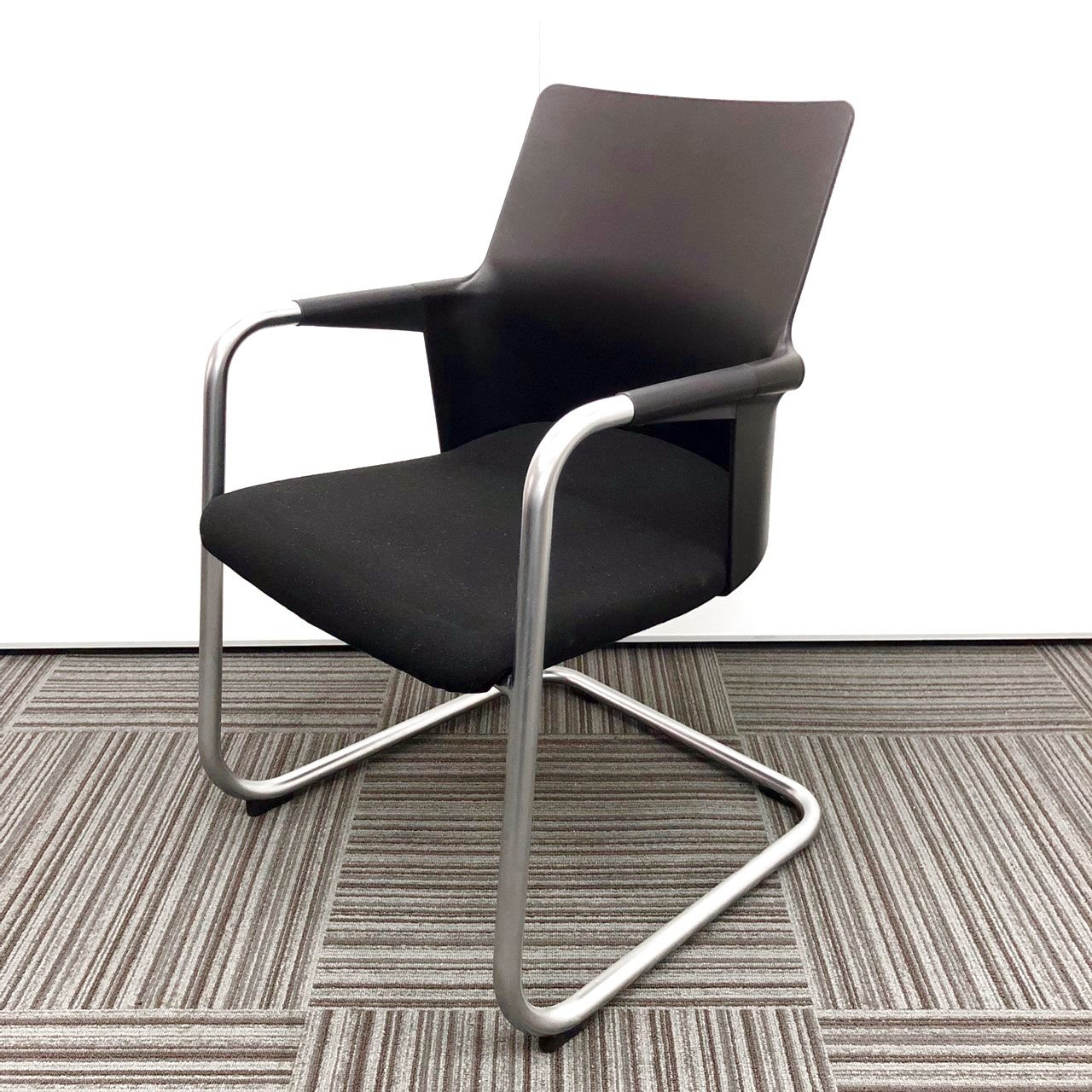 【高級ミーティングチェア！】丸テーブルやリフレッシュスペースなどで活躍します！！
                        その他シリーズ
                                    中古
            