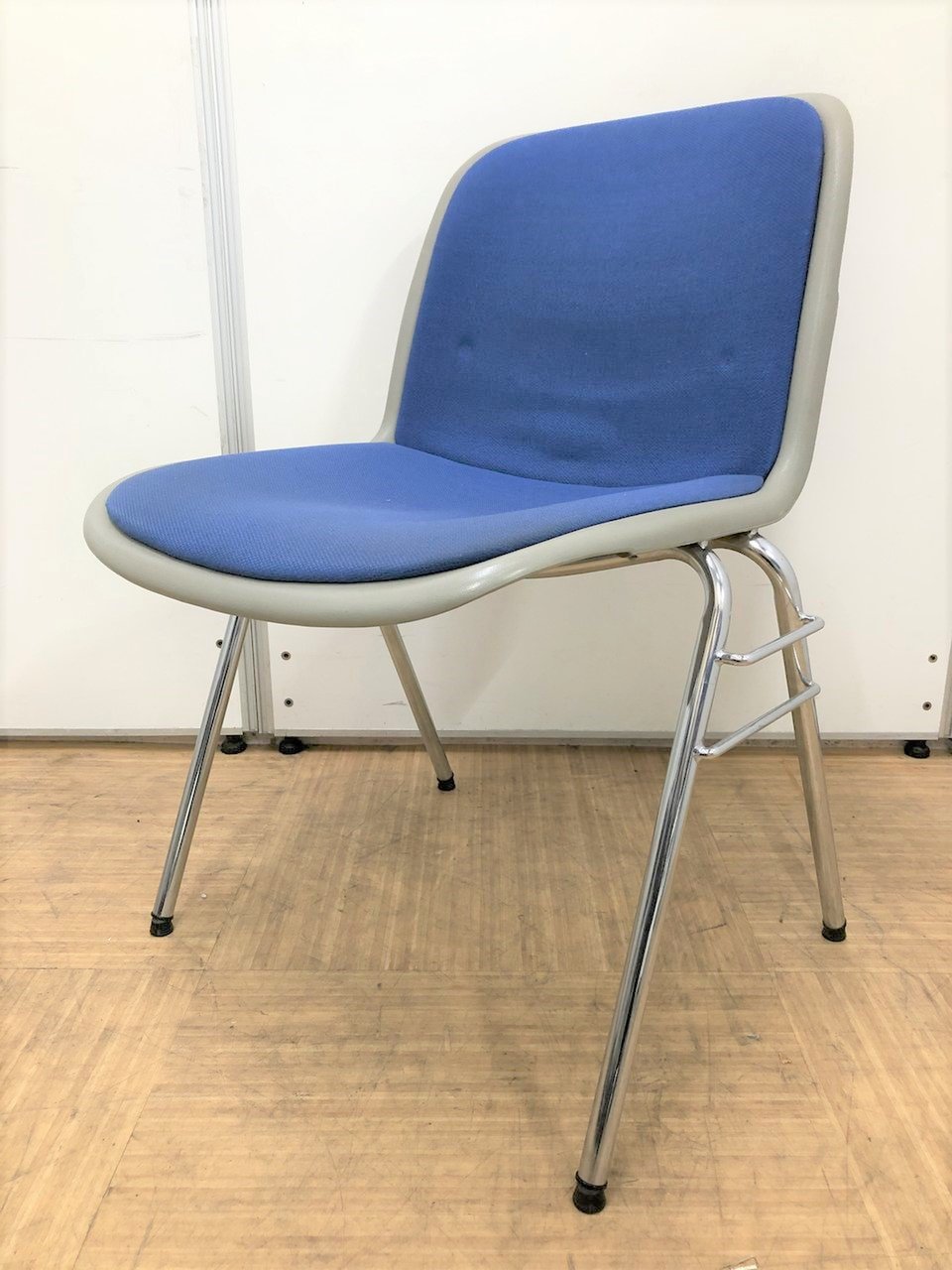 【会議用チェア入荷！】人気カラーのブルー会議用チェア！
                        その他シリーズ
                                    中古
            