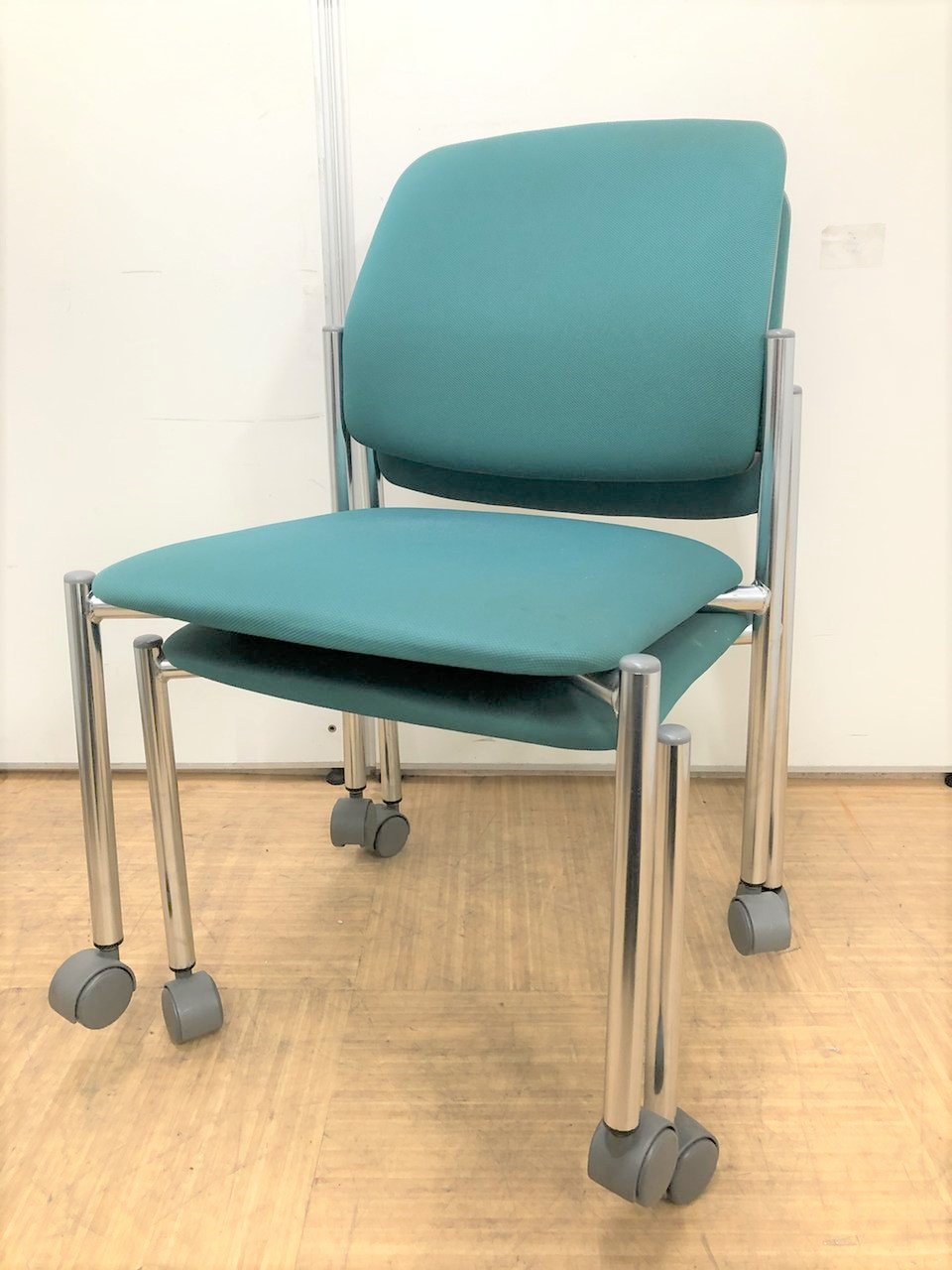 【2脚セット】会議用としておすすめなグリーン色チェアが2脚セットで！
                        LKシリーズ 
                                    中古
            