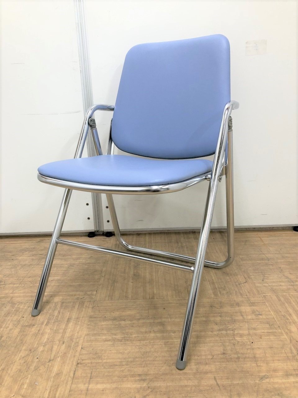 【背もたれに少し破れあり】しっかりとしたつくりのイス
                        その他シリーズ
                                    中古
            