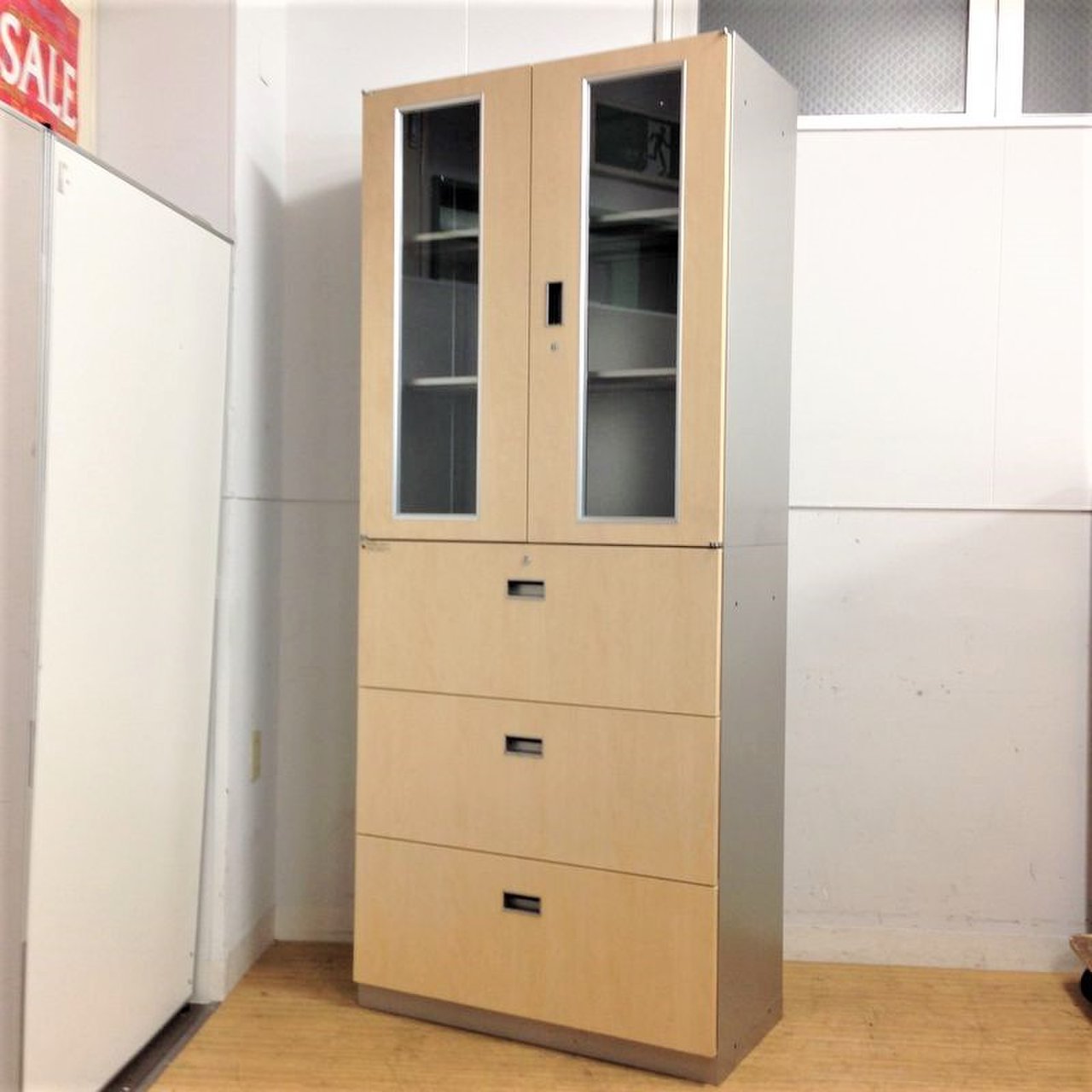 みんな大好き！ガラス扉と引き出しの上下キャビネット！オシャレなフェアメープル色｜鍵付き！イトーキ　シンラインキャビネットR
                        シンラインキャビネットR 
                                    中古
            