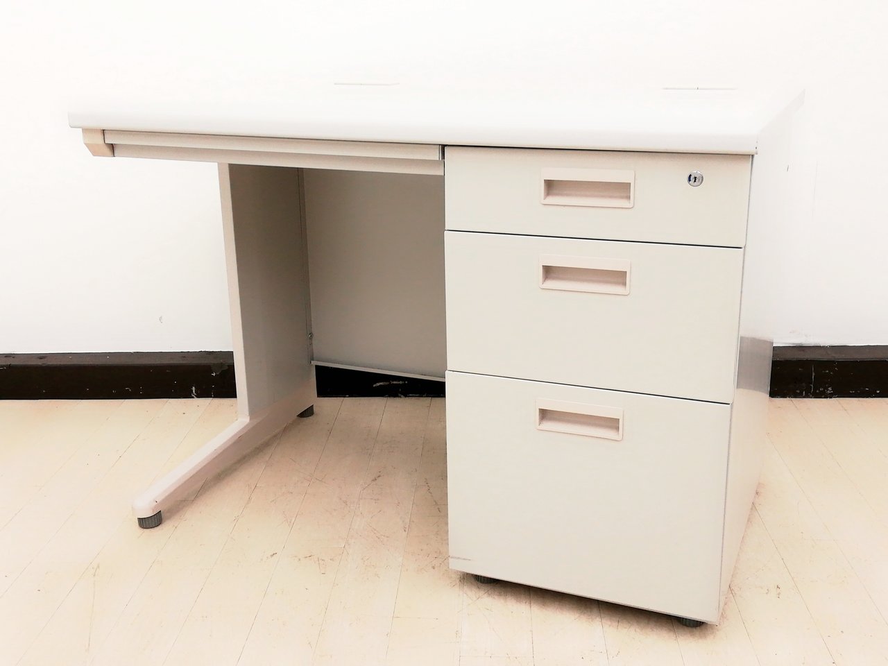 【2台限定】分厚い木製天板が武骨で良い！◆早い者勝ち！コスパ良しな方袖机◆井上金庫製
                        その他シリーズ
                                    中古
            