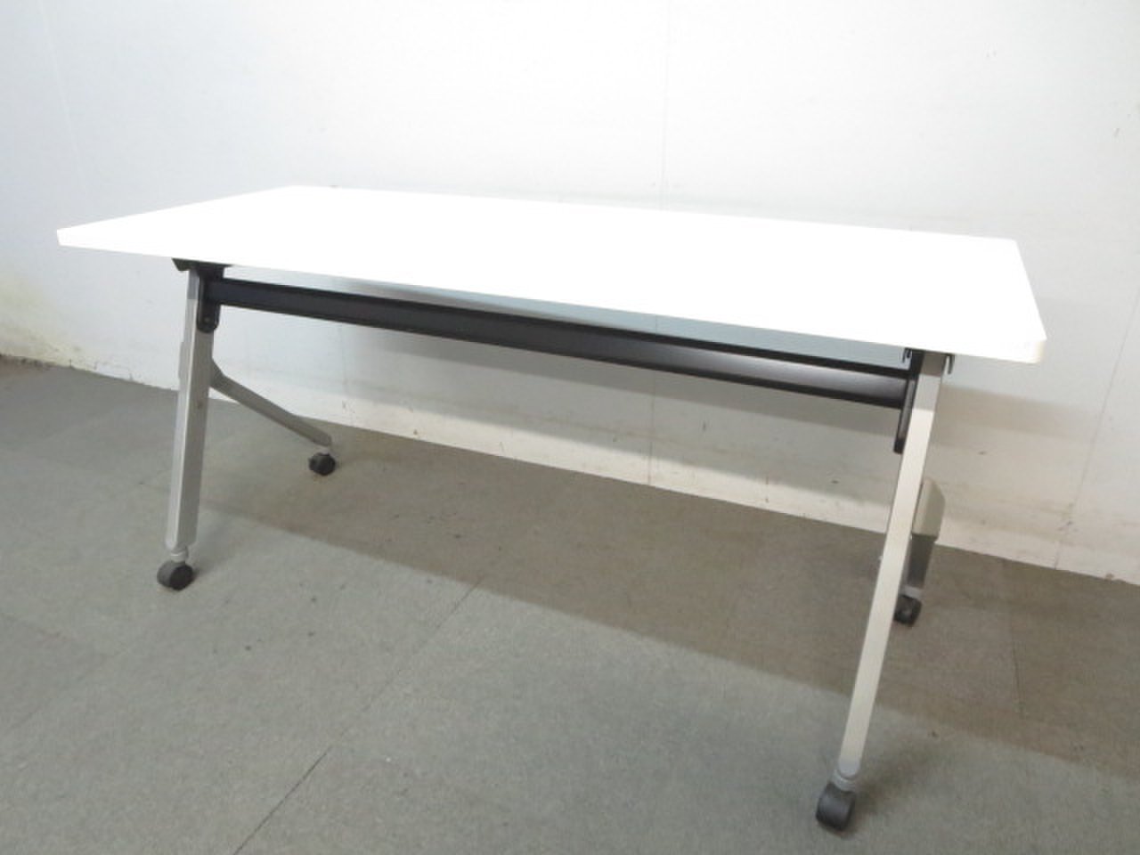 【ラスト1点お買い得品！】■オカムラ製　スタックテーブル　■幅1500mm×奥行600mm　ホワイト
                        その他シリーズ
                                    中古
            