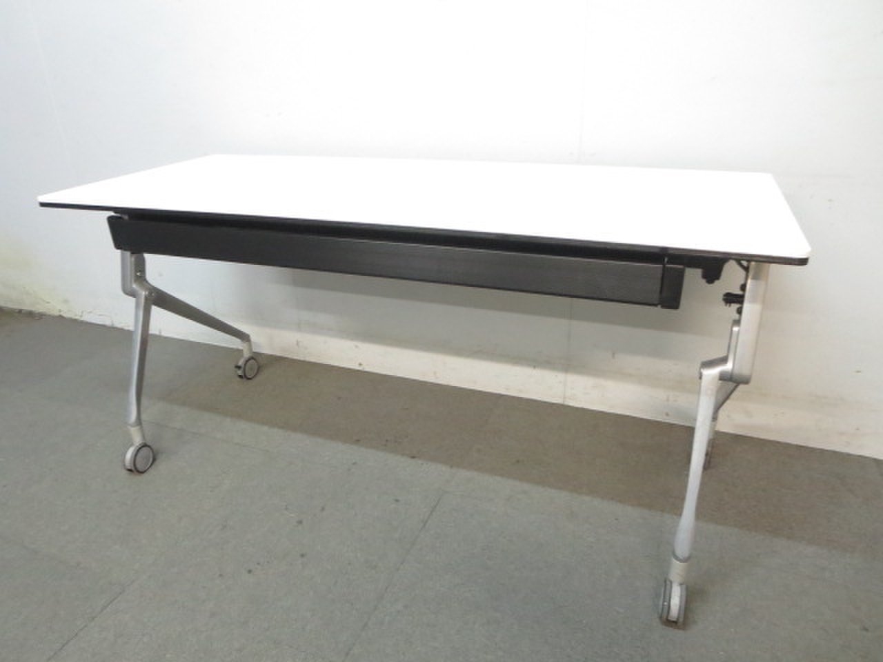 【ラスト1点につきお買い得！】■オカムラ製　サイドスタックテーブル　■W1500/D600/H720 【天板ホワイト】
                        インターアクトＮＴ
                                    中古
            