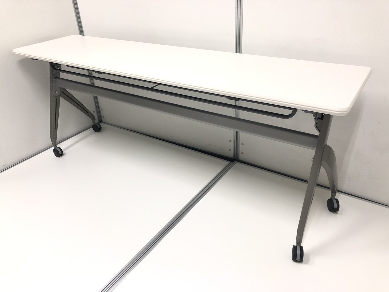 【2台揃います！】■場所が無いならこちら！■片付け簡単！キャスター付き！【サイドスタックテーブル】
                        その他シリーズ
                                    中古
            