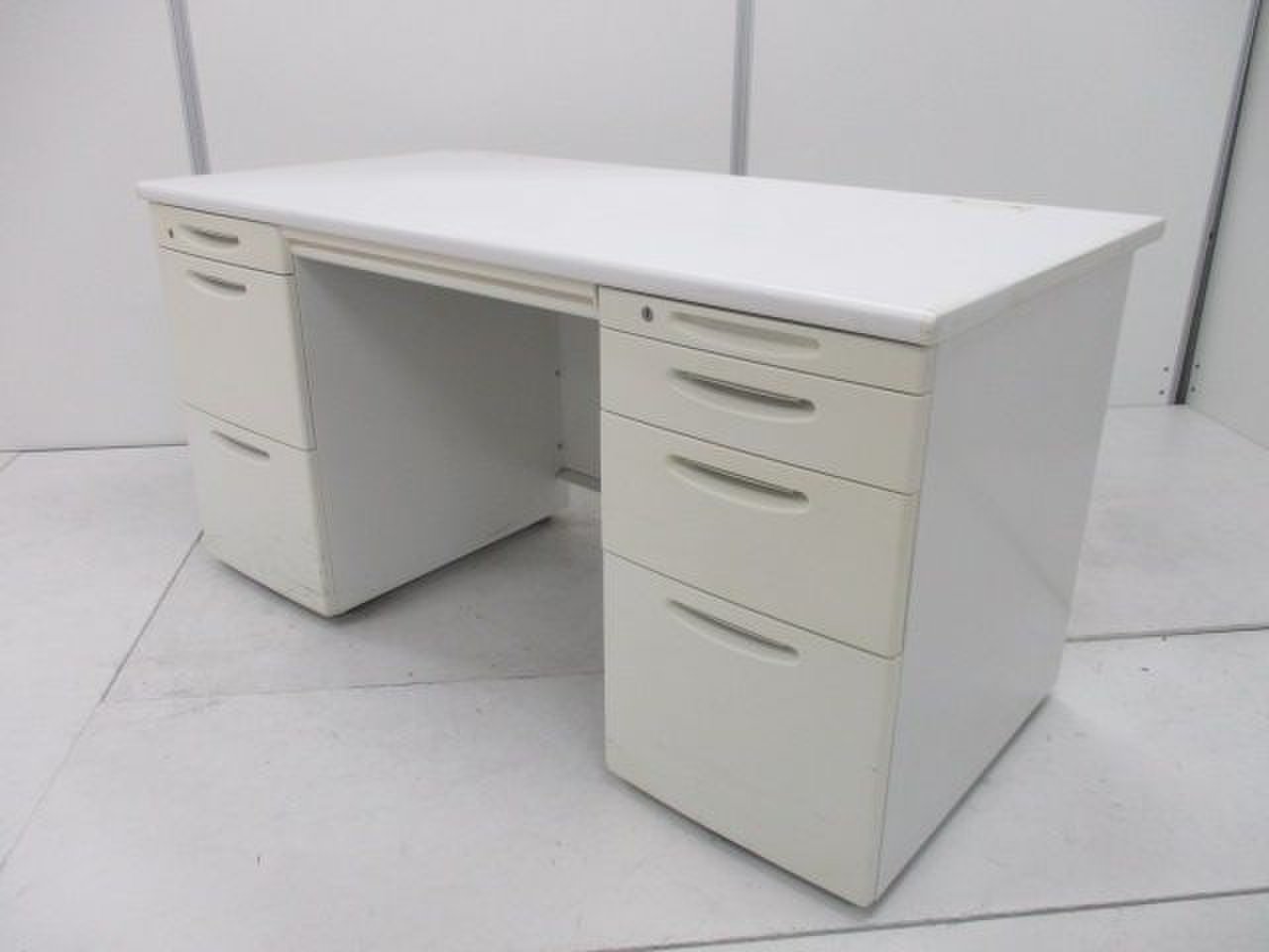 【希少なW1400の大人気の両袖机ホワイト】【若干日焼けあり】収納が多く使いやすい両袖机
                        SD-V
                                    中古
            