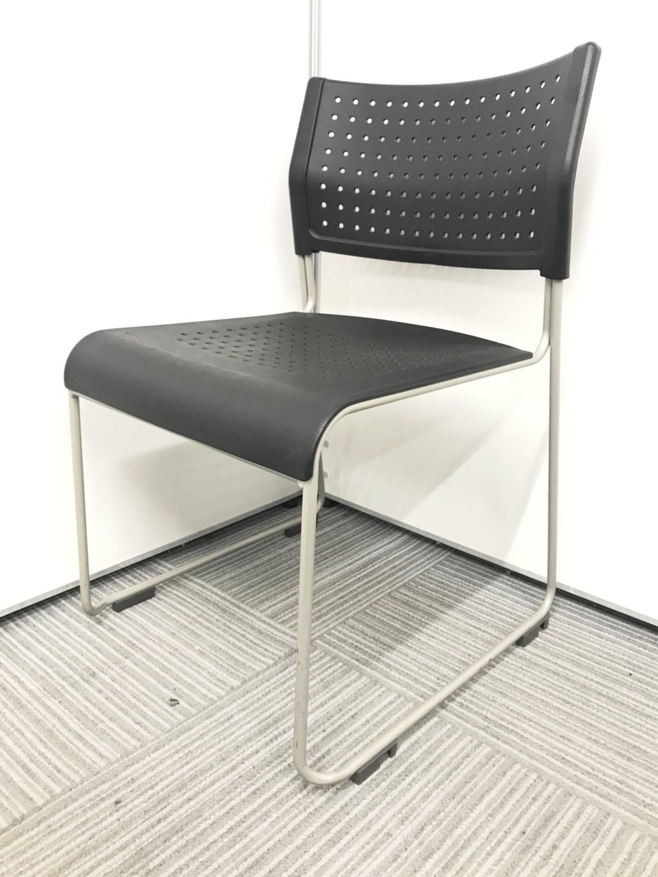 樹脂タイプのシンプルな会議チェア入荷！手入れも楽で移動するときも軽くて楽です！
                        その他シリーズ
                                    中古
            