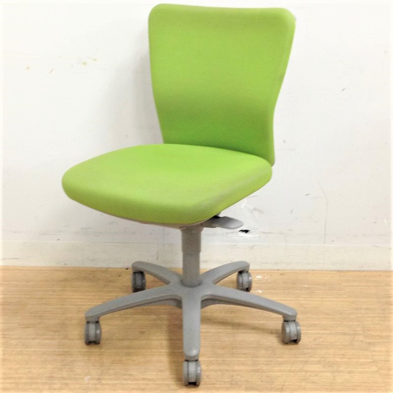 【在庫入替価格】座り心地大好評　オカムラ　カロッツァ　明るいライトグリーン色
                        カロッツァ 
                                    中古
            