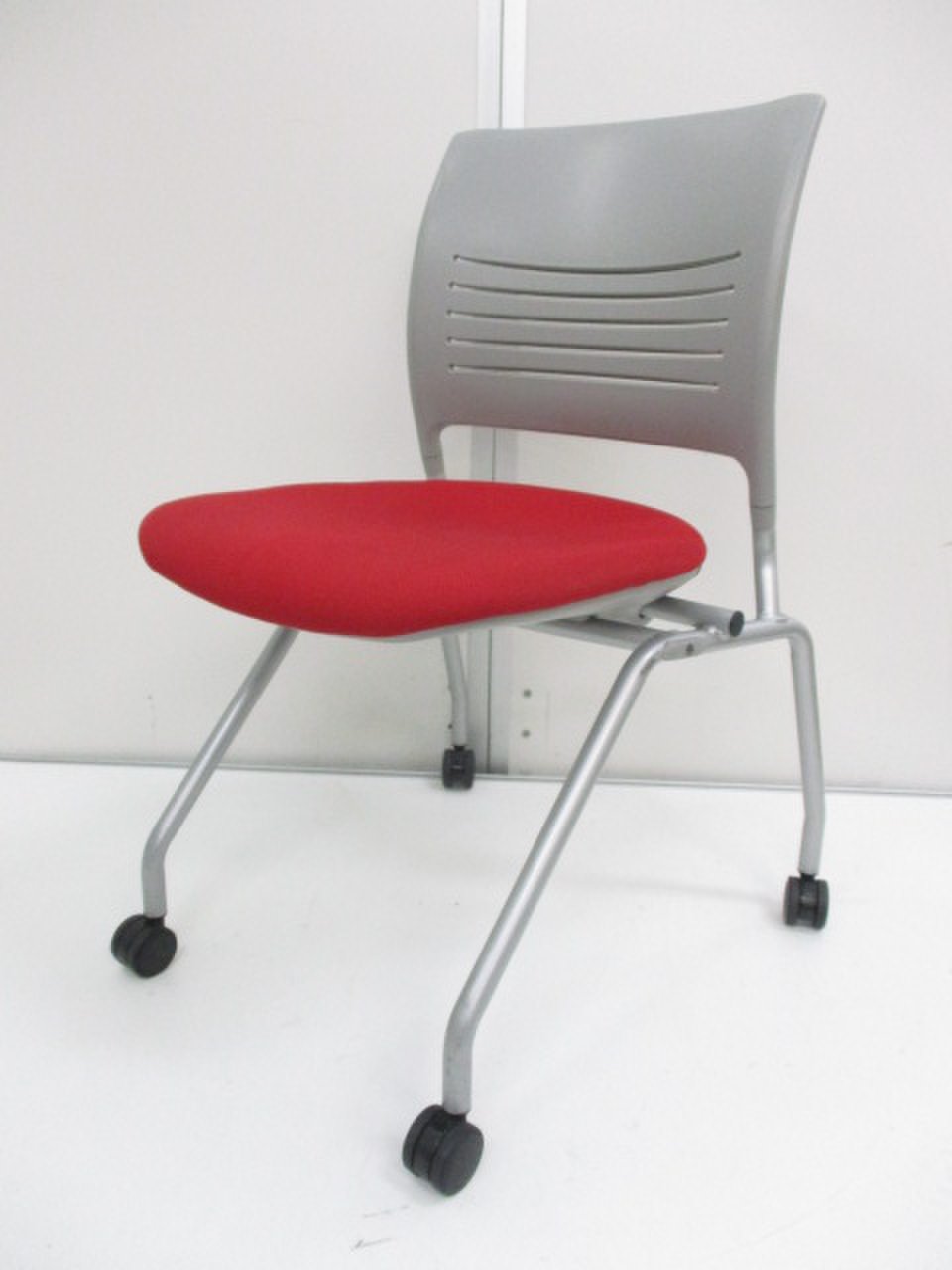 【並べて収納できる】人気のレッドカラーのオカムラ製ネスティングチェア
                        エレナⅡ 
                                    中古
            