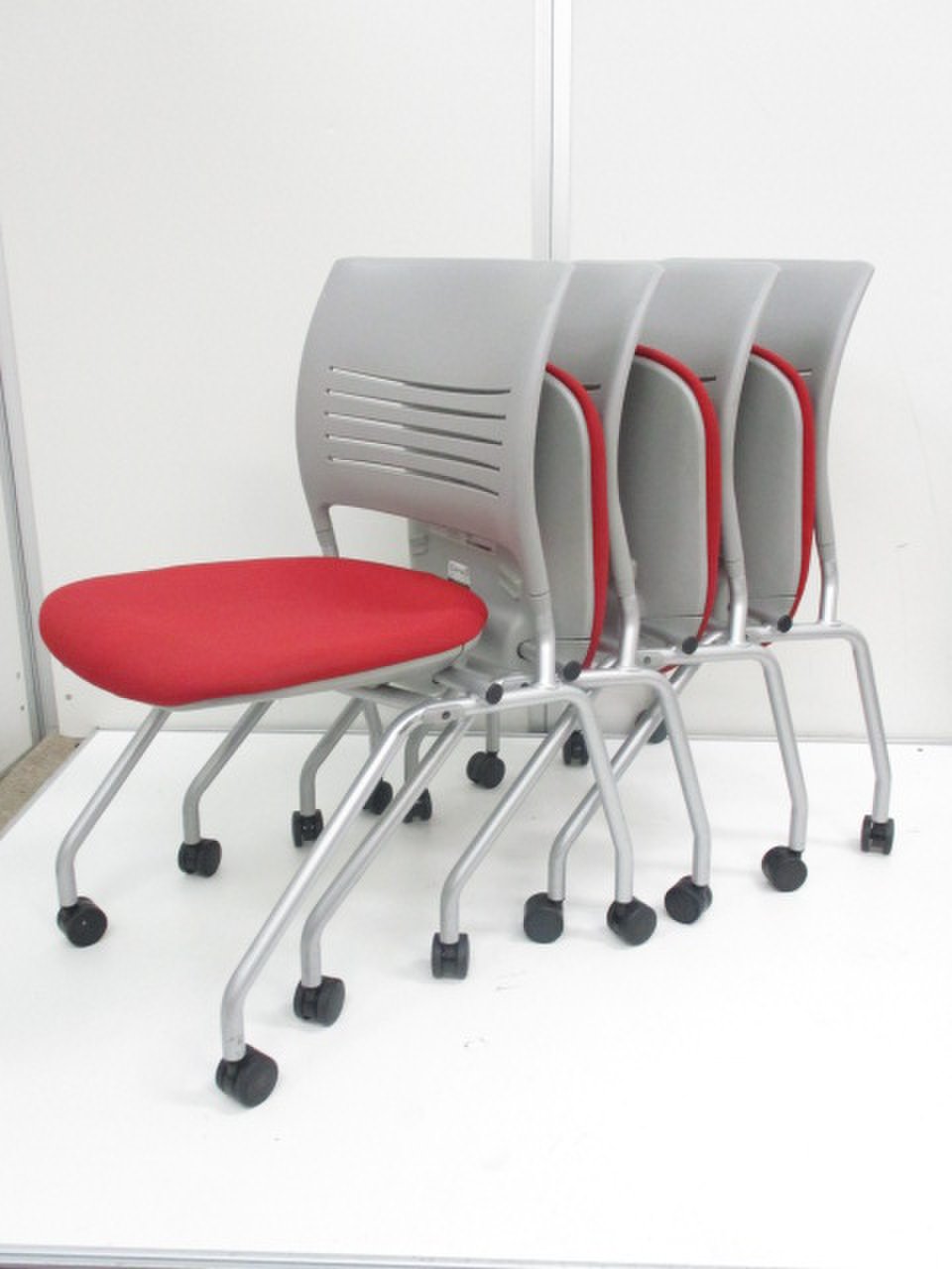 【まとめて購入】【4脚セットでお買い得】人気のレッドーカラーのチェア
                        エレナⅡ 
                                    中古
            