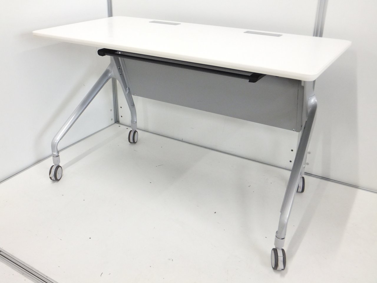 【意外と希少サイズ！】コクヨ製の幅1200mmのテーブル入荷！■天板畳めて便利です！
                        リーフライン 
                                    中古
            