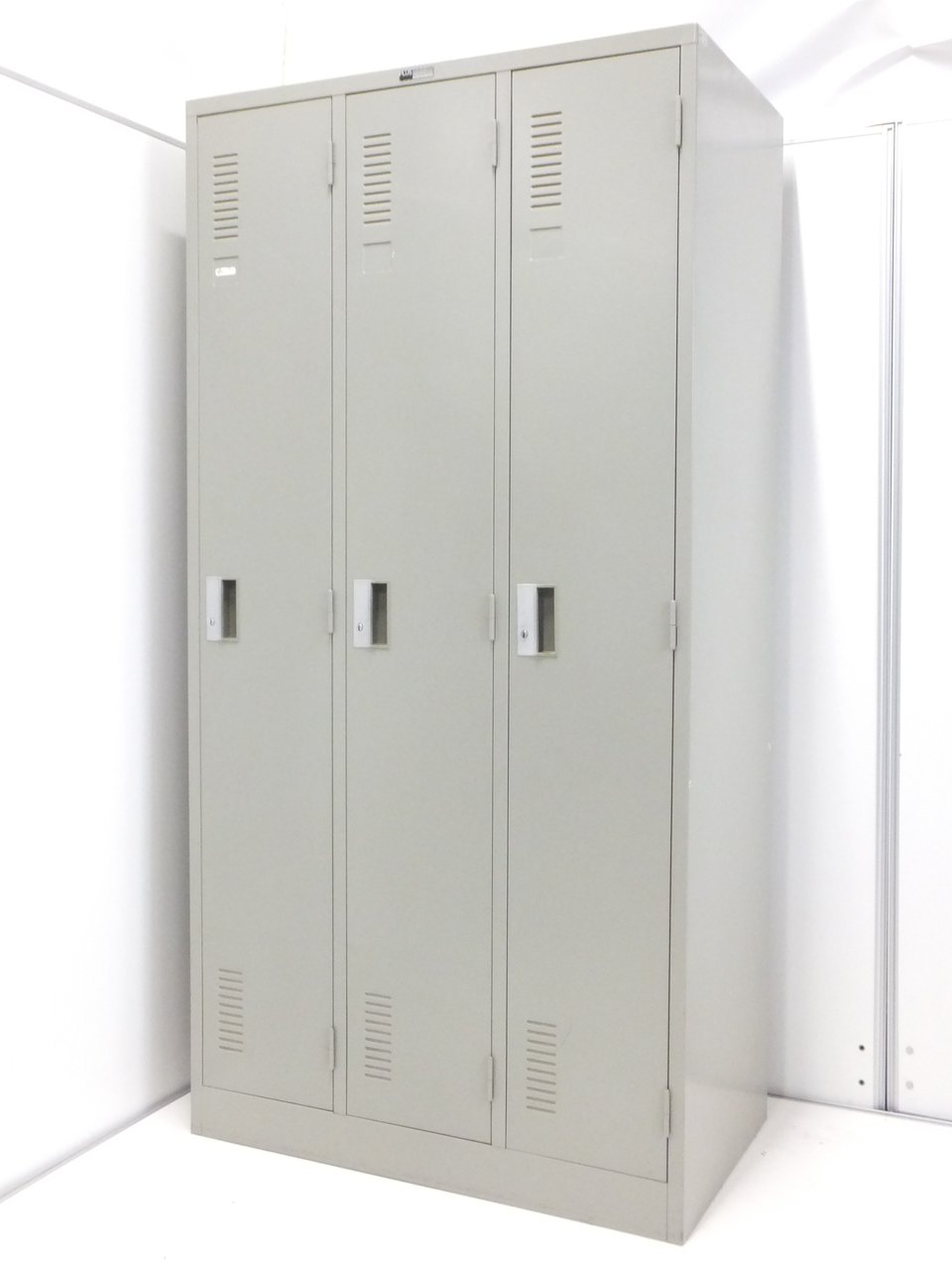 【4台ロット入荷！】 売れ筋！3人用ロッカー入荷！バッグやシューズも入る収納力が自慢です！
                        その他シリーズ
                                    中古
            