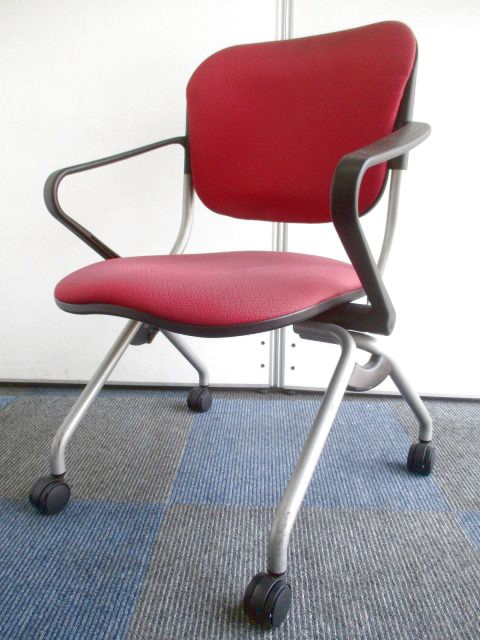 【状態難ありの為お安く！】便利な肘付き仕様のネスティングチェア！【コスト重視の方向け！】
                        トーションライン 
                                    中古
            